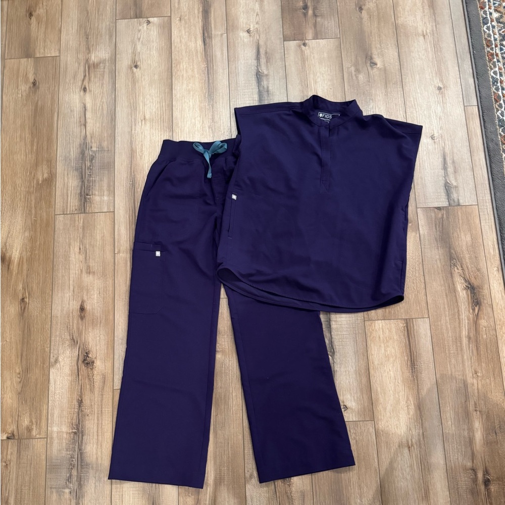 Figs Technical Collection Scrubs with V-neck / cropped sleeve top